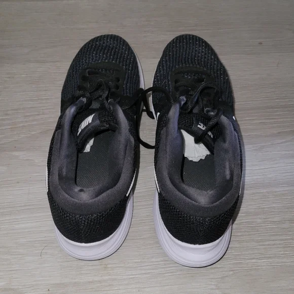 NIKE REVOLUTION 8.5 Sneakers Breathable Mesh Outdoor Workout Beach Coastal Comfy - Picture 3 of 7